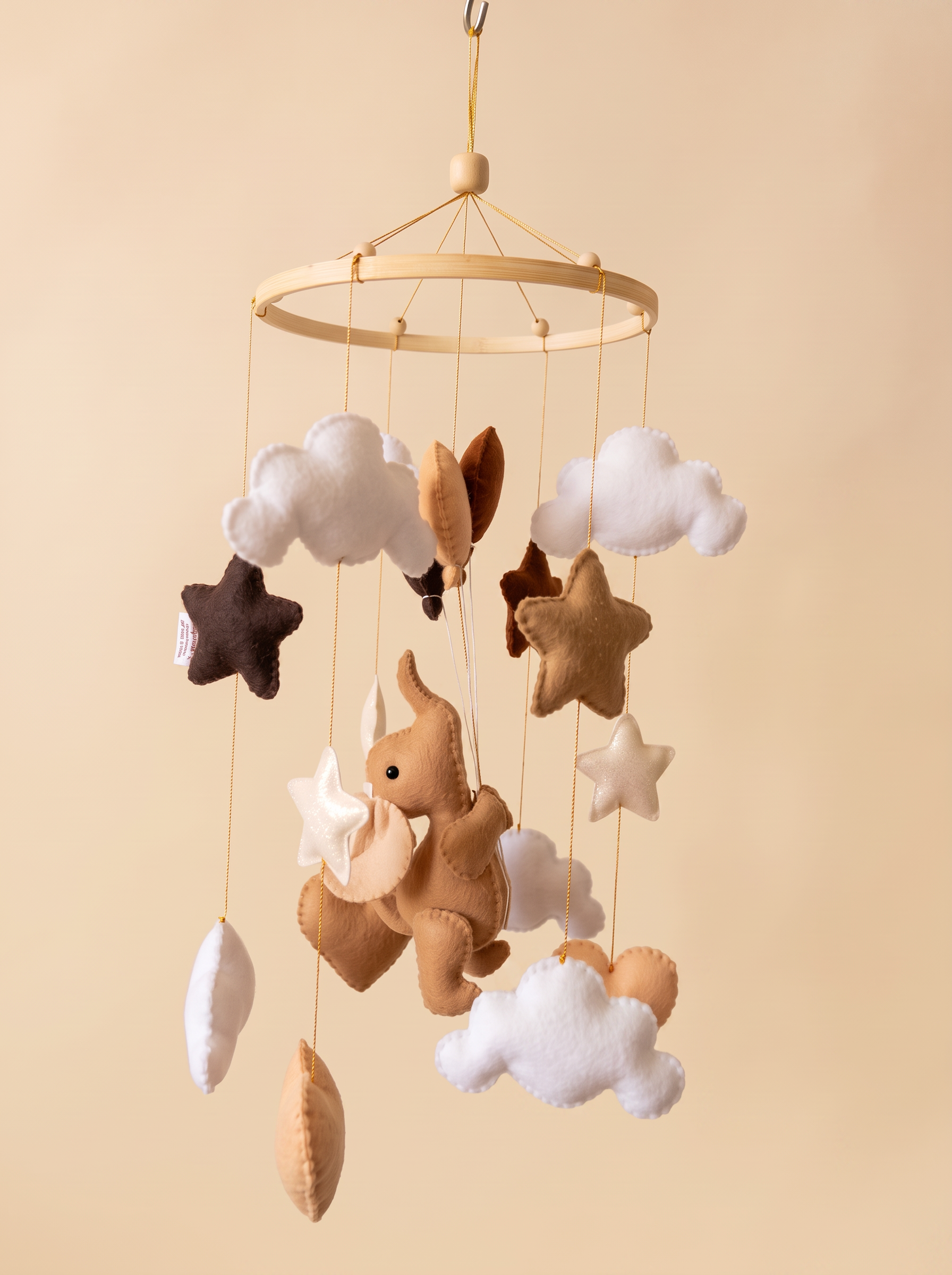 Móvil de cuna artesanal en fieltro con elefantito, nubes y estrellas